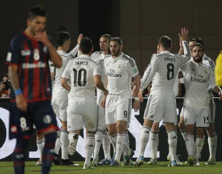 Fanno festa dopo il gol del 2-0 i giocatori di Ancelotti. Ap